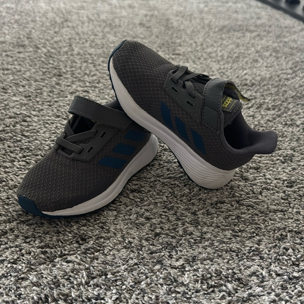 Kids adidas tennis shoes